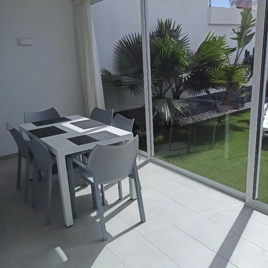 אדחה Bruna'S House 0*,
